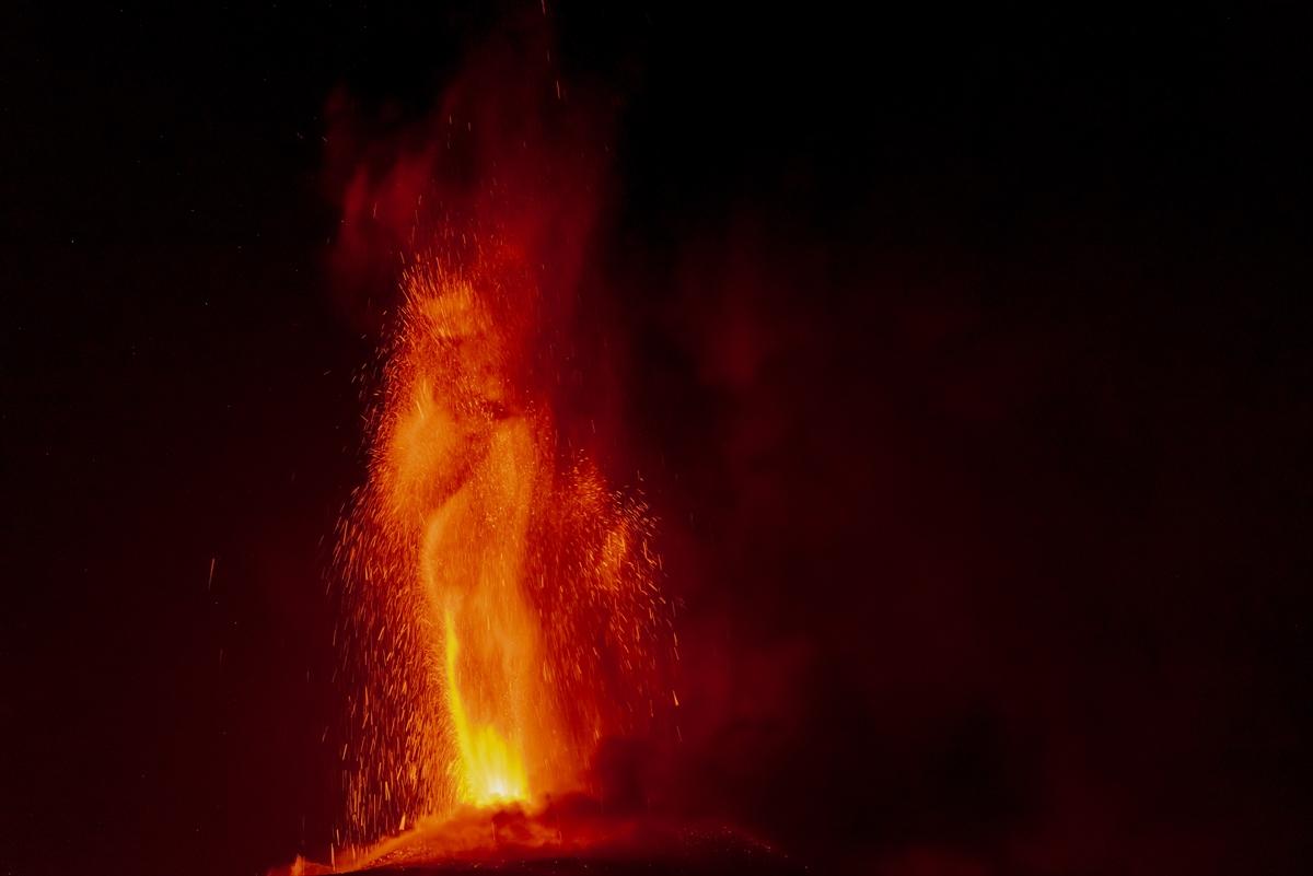 İtalya'da Etna Yanardağı lav püskürtmeye devam ediyor