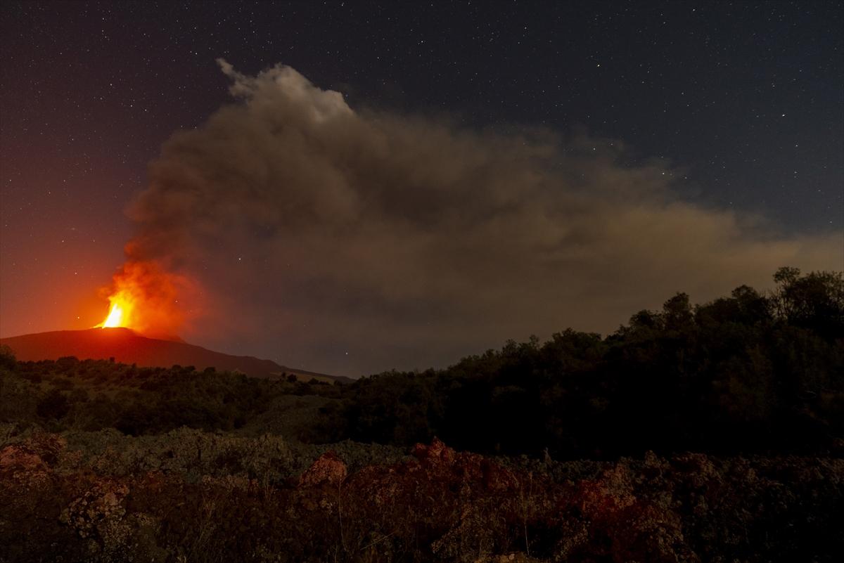 İtalya'da Etna Yanardağı lav püskürtmeye devam ediyor