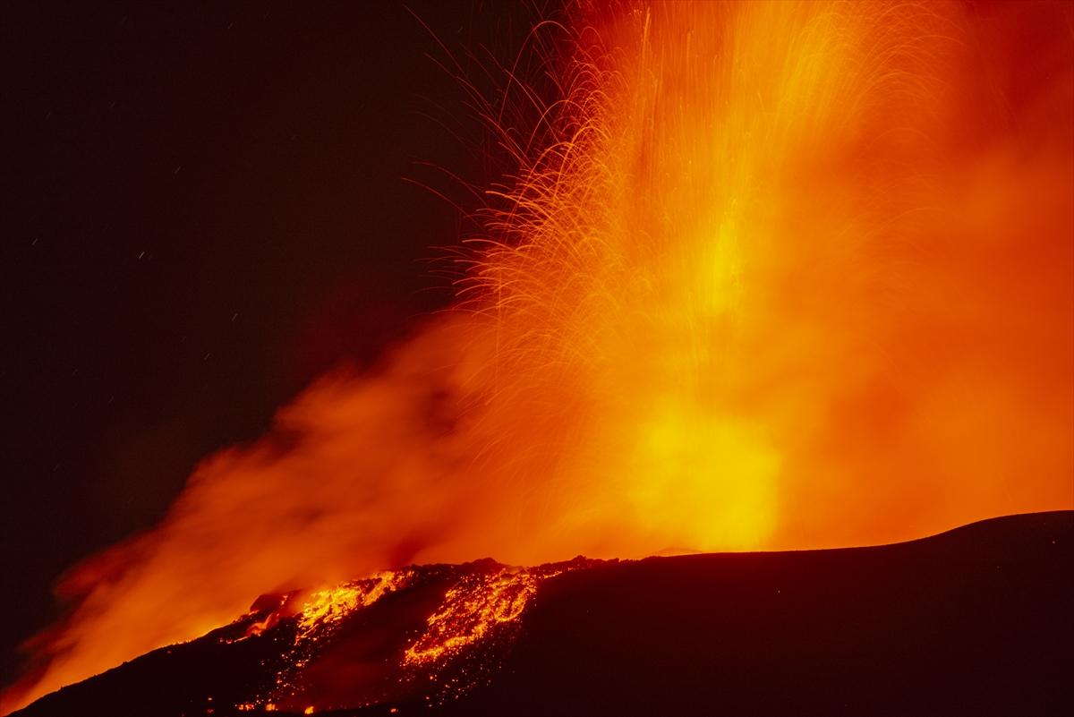 İtalya'da Etna Yanardağı lav püskürtmeye devam ediyor