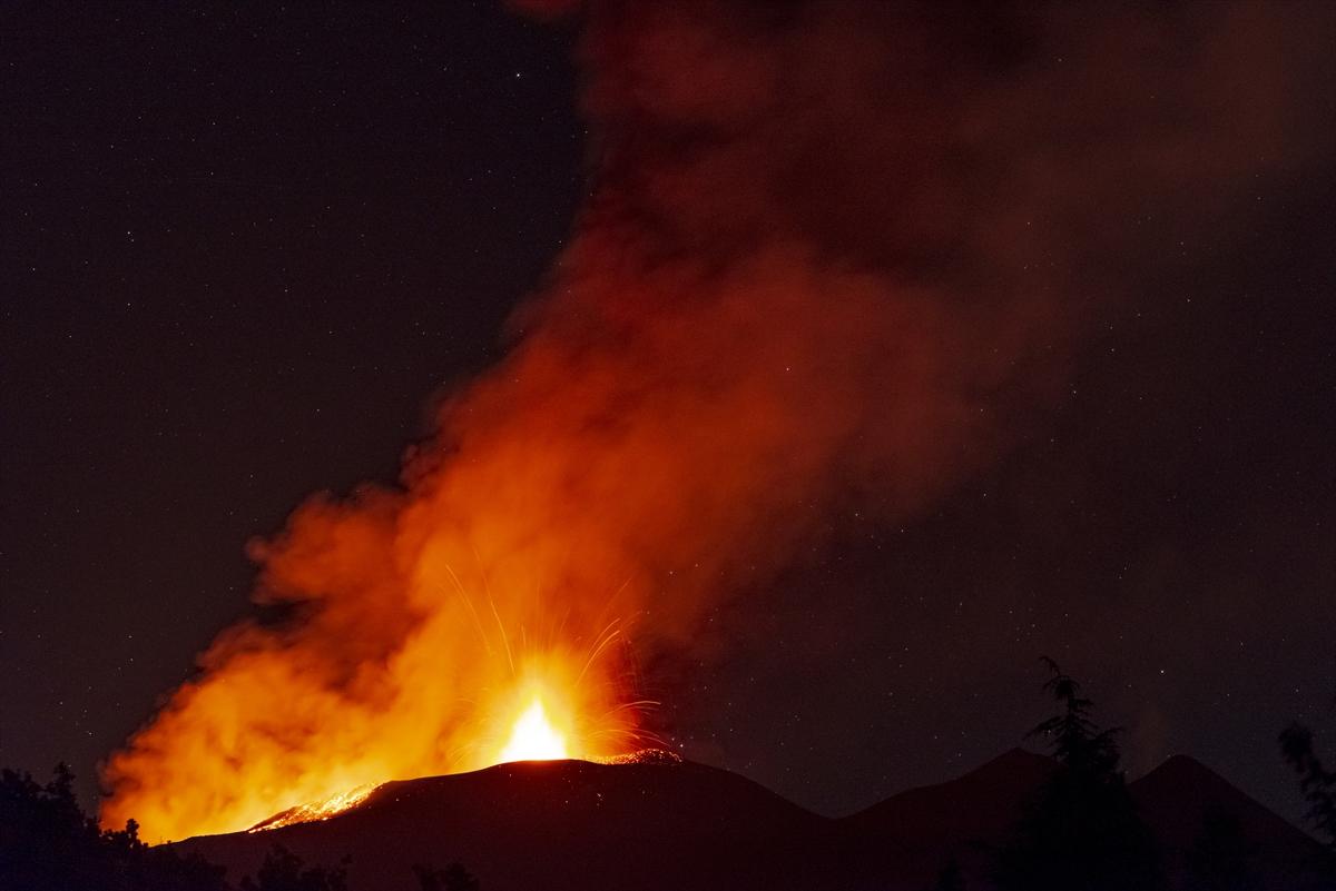İtalya'da Etna Yanardağı lav püskürtmeye devam ediyor