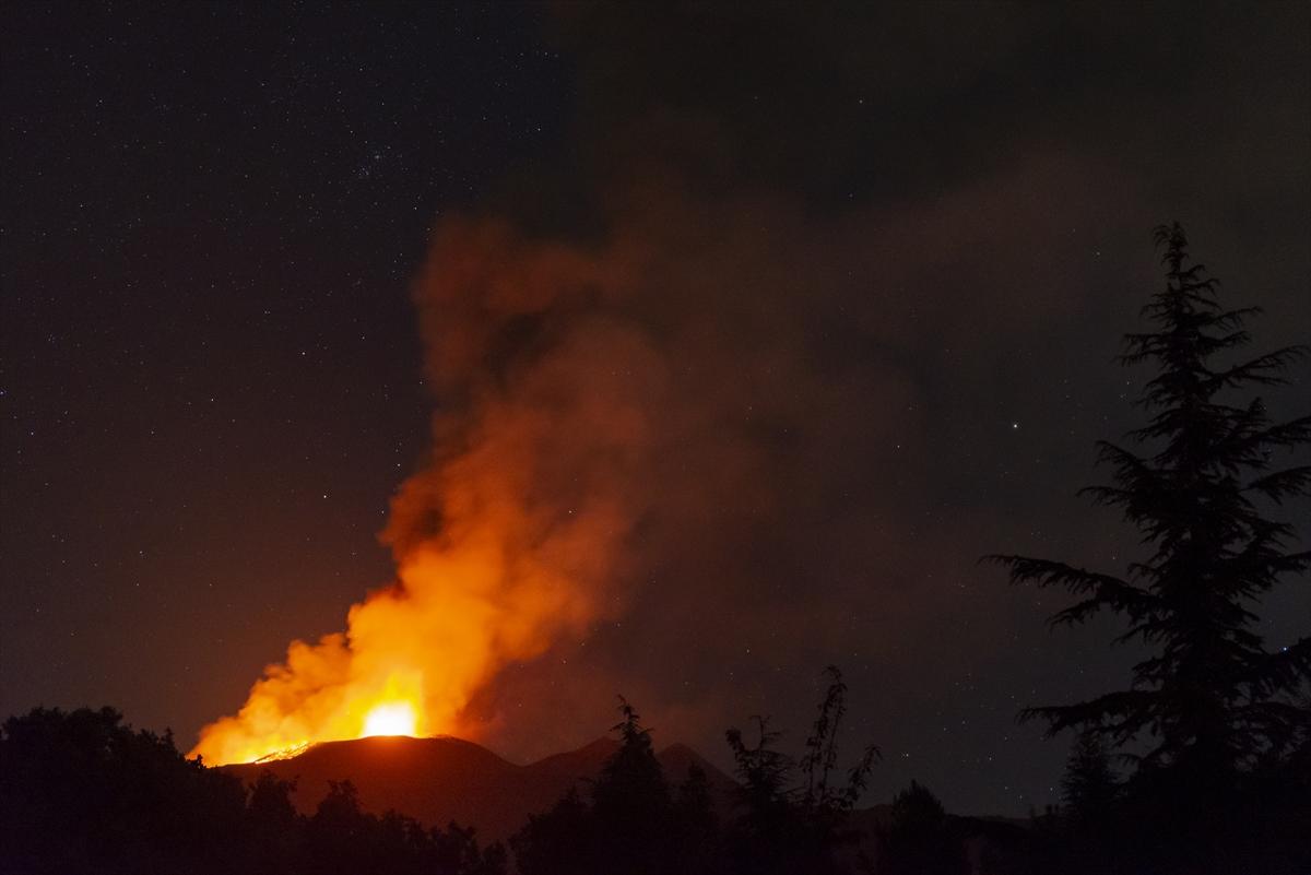 İtalya'da Etna Yanardağı lav püskürtmeye devam ediyor