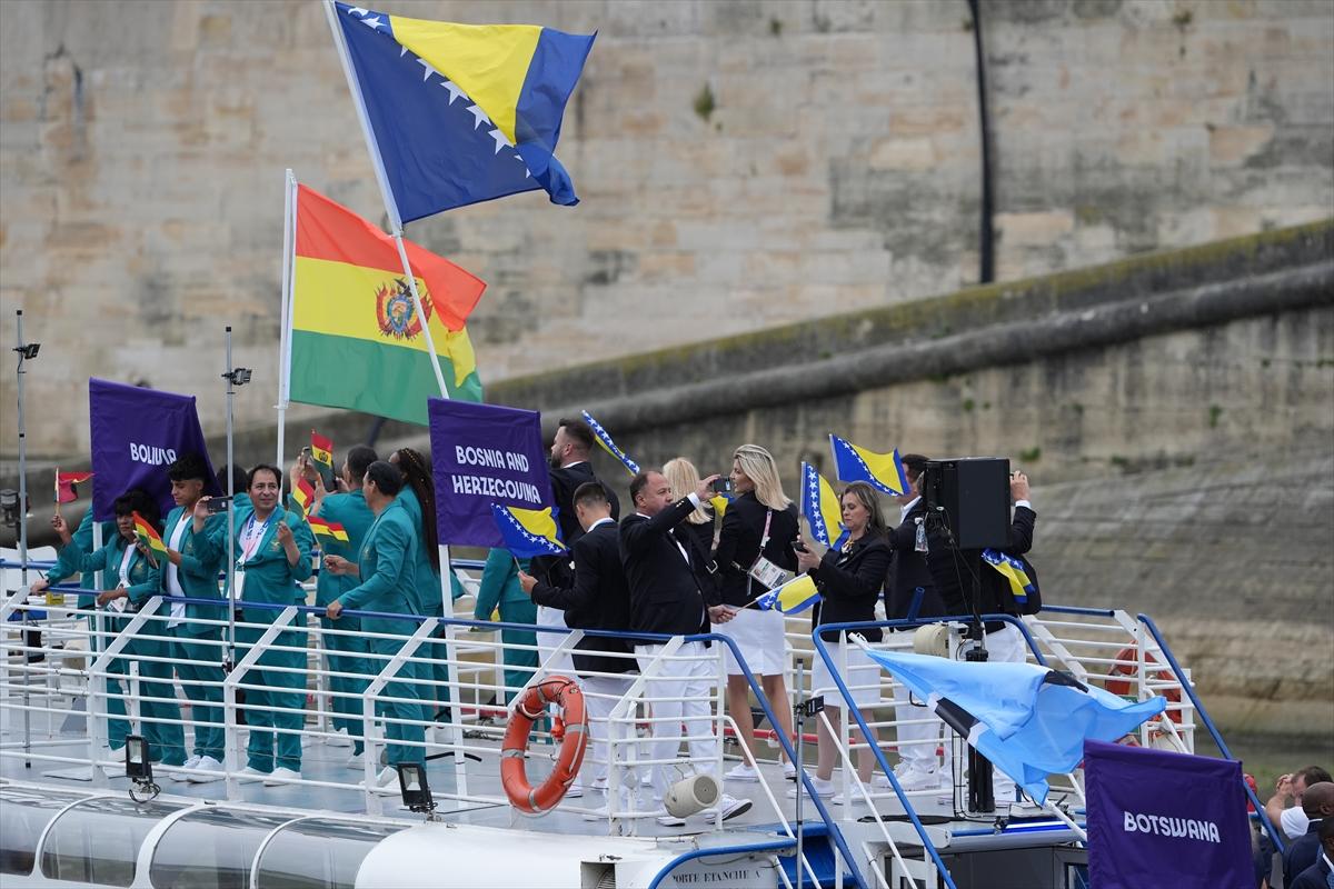 Paris 2024 Olimpiyat Oyunları'nın açılış töreni: Takımlar Sen Nehri'nden geçti