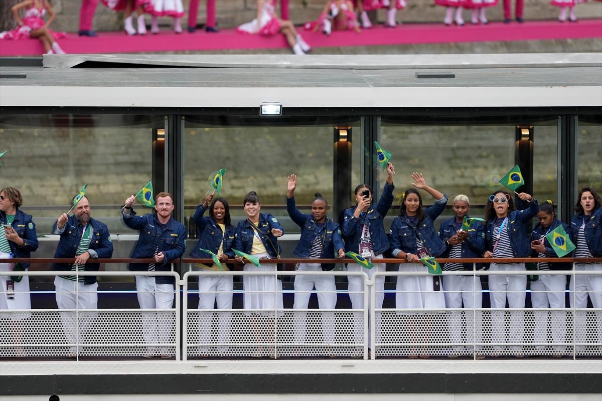 Paris 2024 Olimpiyat Oyunları'nın açılış töreni: Takımlar Sen Nehri'nden geçti