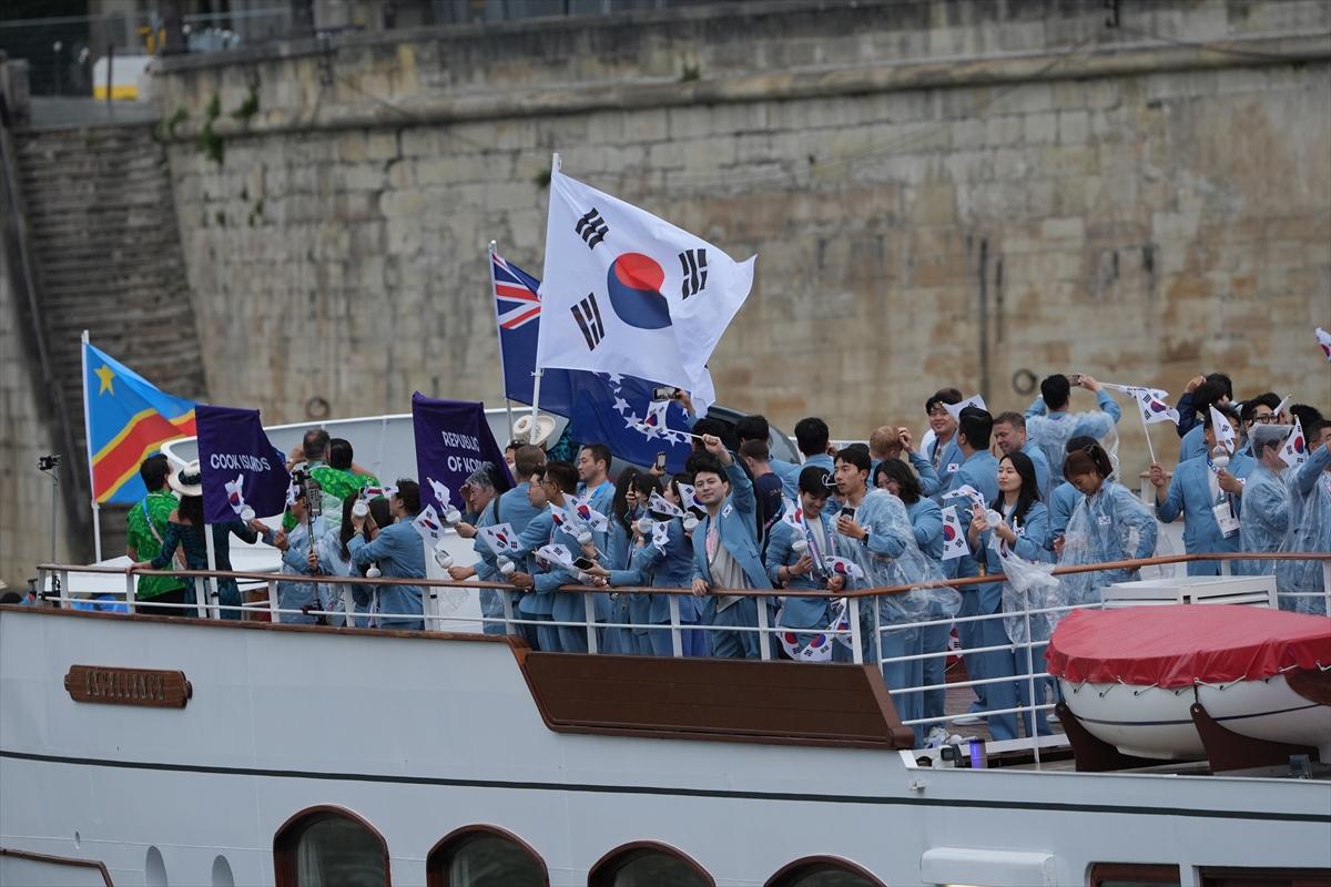 Paris 2024 Olimpiyat Oyunları'nın açılış töreni: Takımlar Sen Nehri'nden geçti