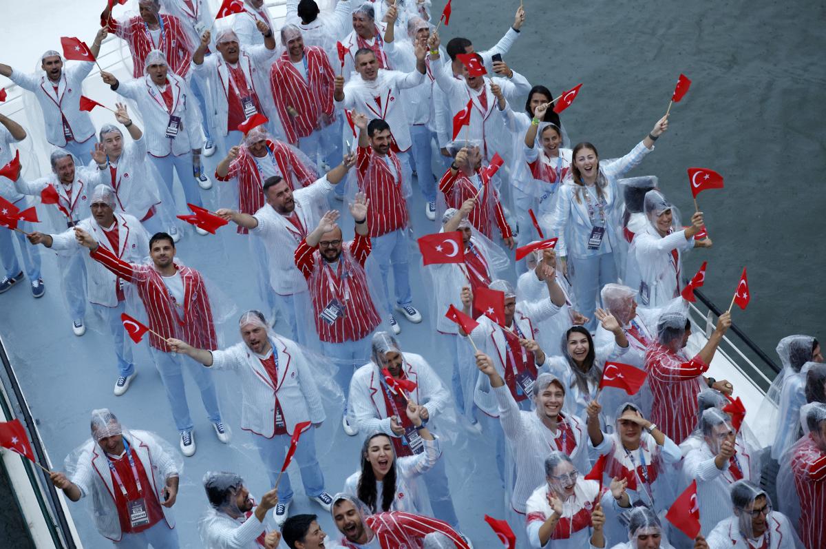 Paris 2024 Olimpiyat Oyunları'nın açılış töreni: Takımlar Sen Nehri'nden geçti