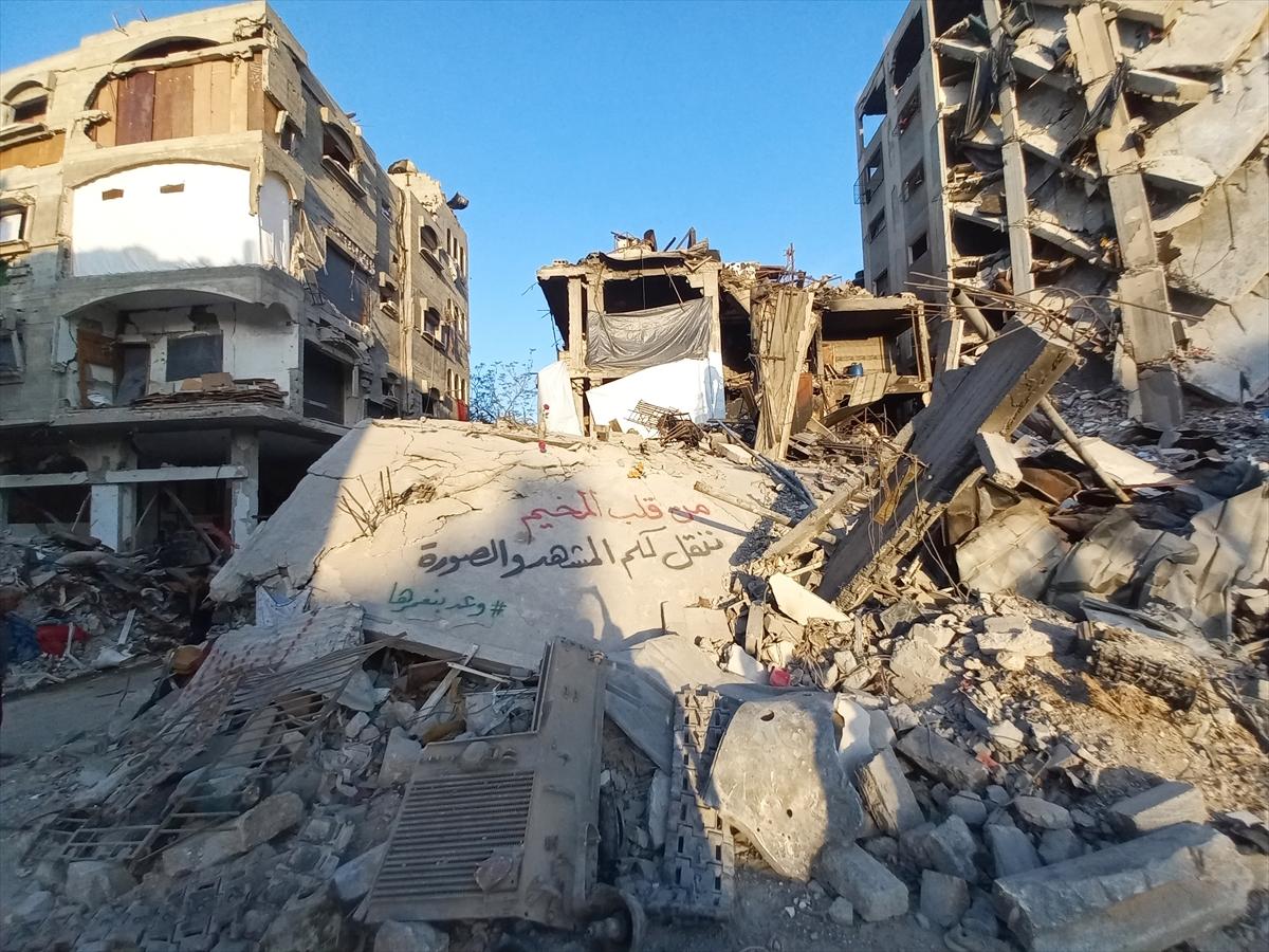 Gazzeli gençlerden enkazlara "umut" dolu sözler: Yeniden inşa edeceğiz