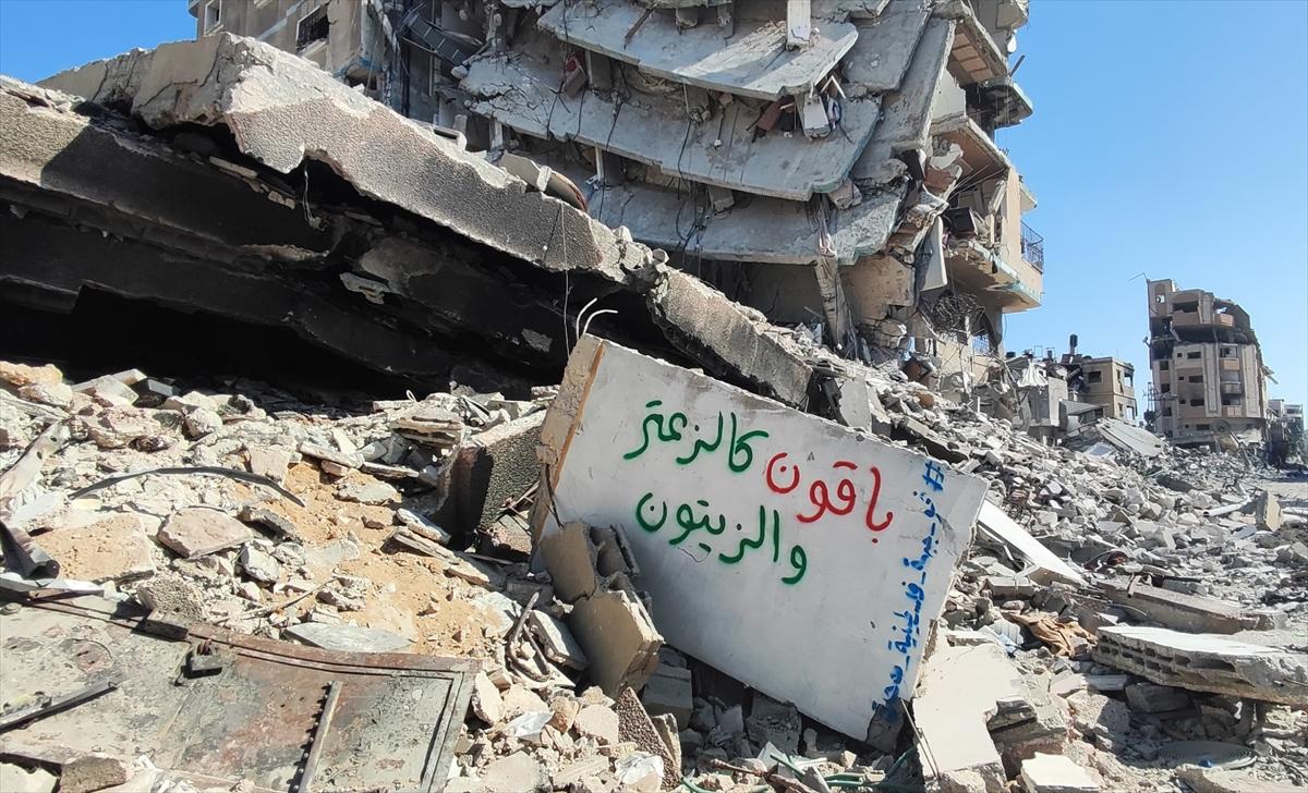 Gazzeli gençlerden enkazlara "umut" dolu sözler: Yeniden inşa edeceğiz