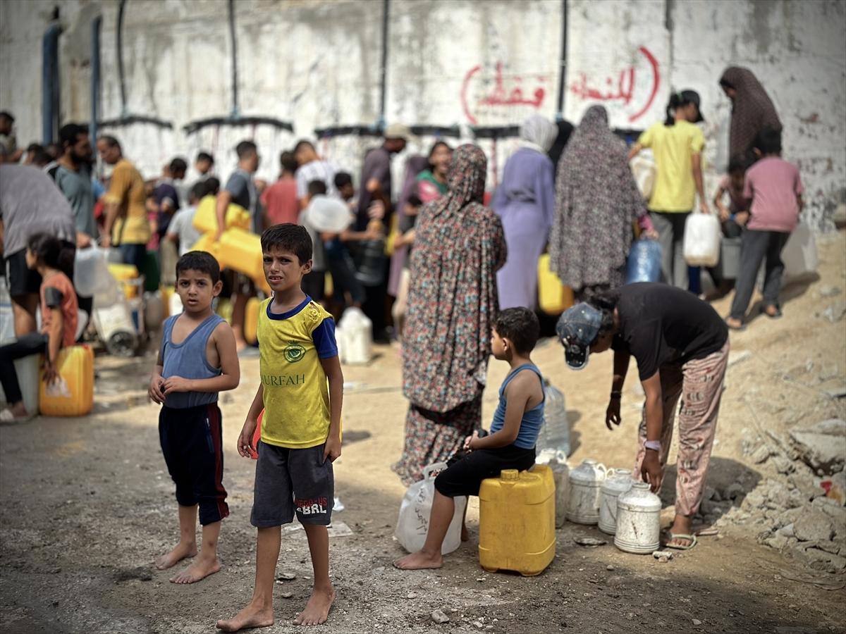 Gazze'nin Han Yunus kentinde temiz su dağıtıldı
