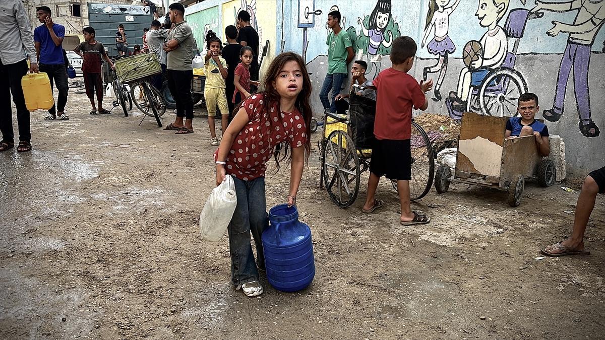 Gazze'nin Han Yunus kentinde temiz su dağıtıldı
