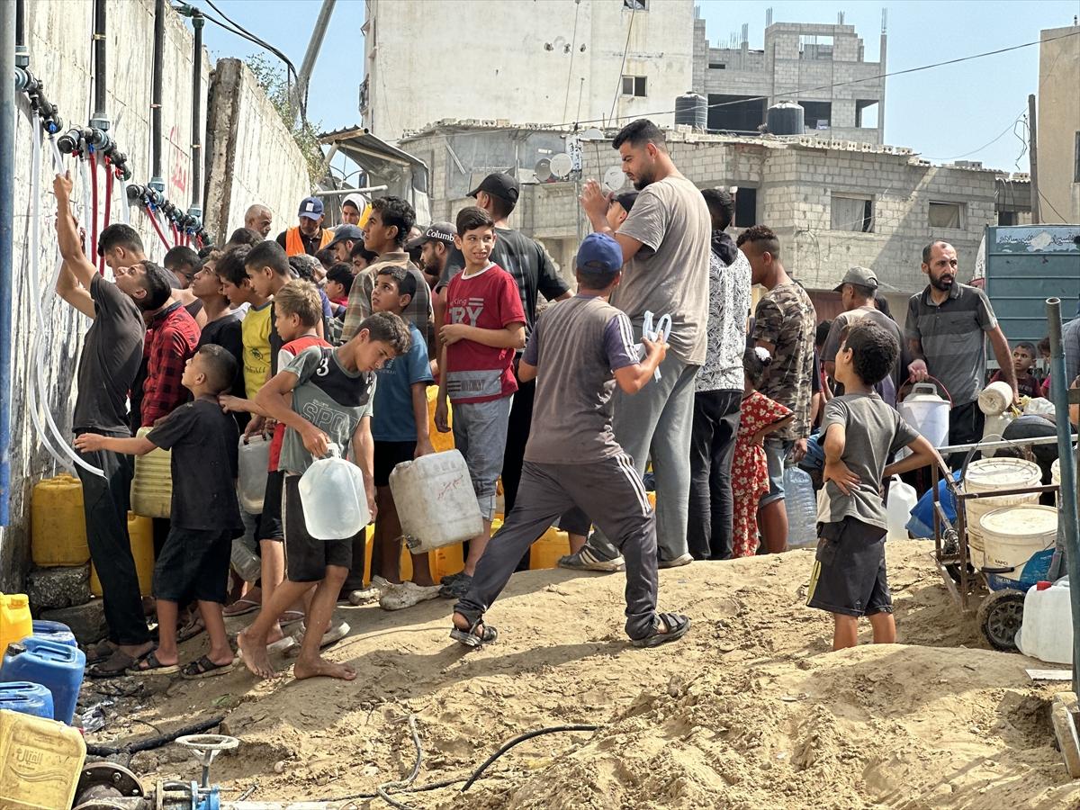 Gazze'nin Han Yunus kentinde temiz su dağıtıldı