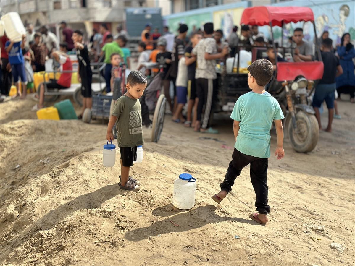 Gazze'nin Han Yunus kentinde temiz su dağıtıldı
