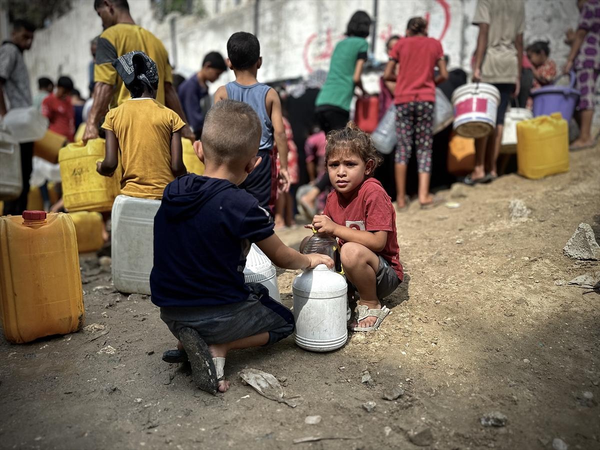 Gazze'nin Han Yunus kentinde temiz su dağıtıldı