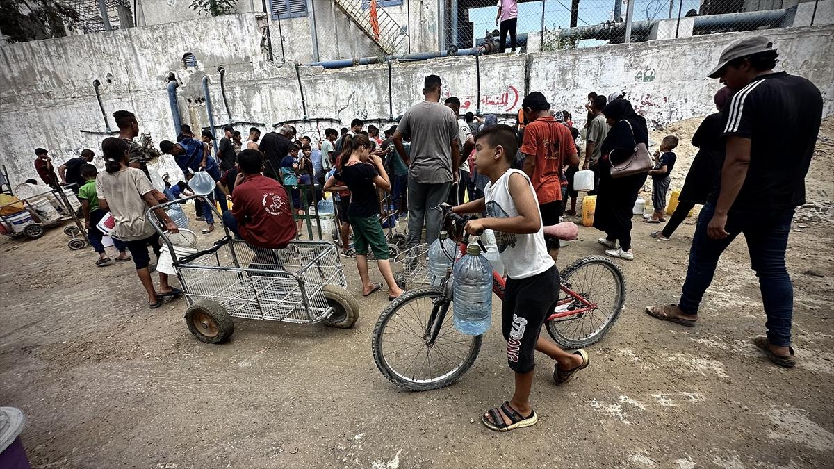 Gazze'nin Han Yunus kentinde temiz su dağıtıldı