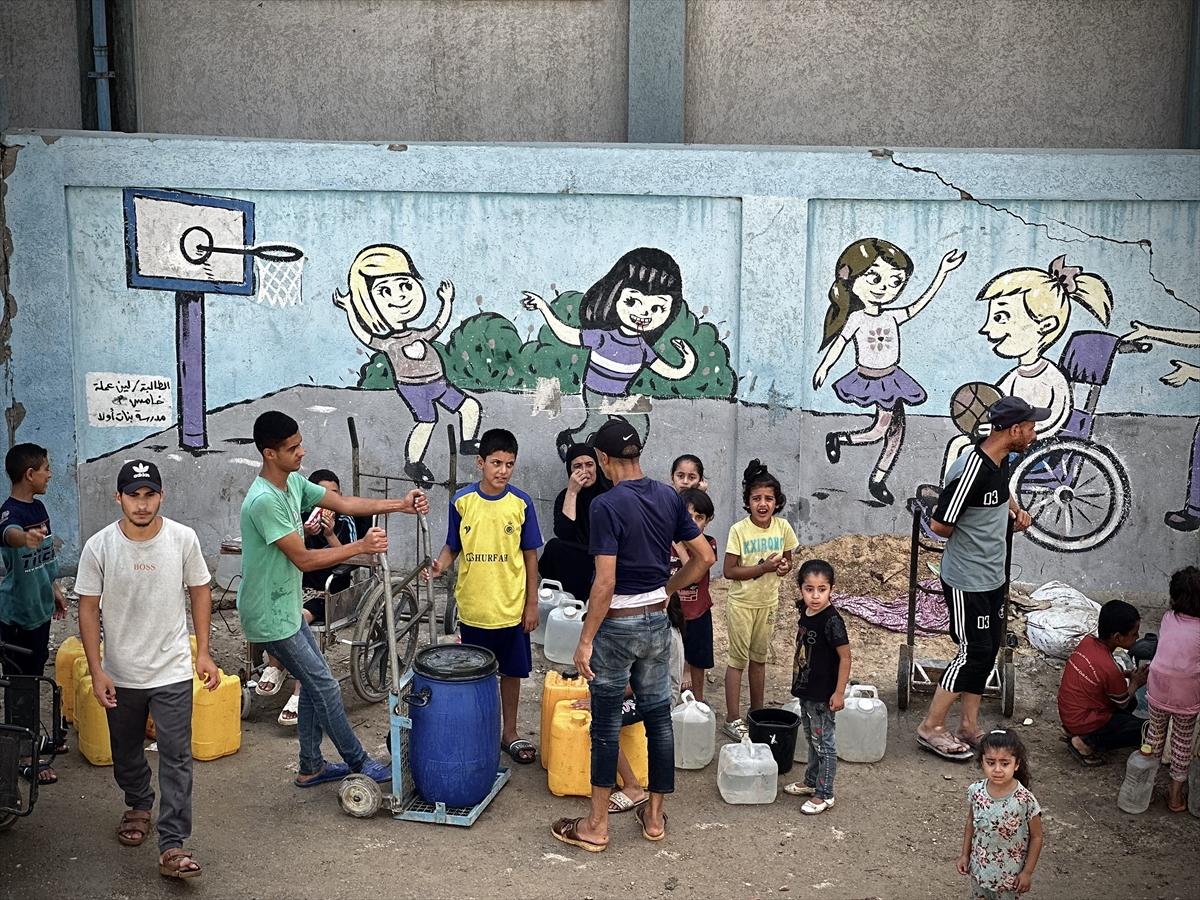 Gazze'nin Han Yunus kentinde temiz su dağıtıldı