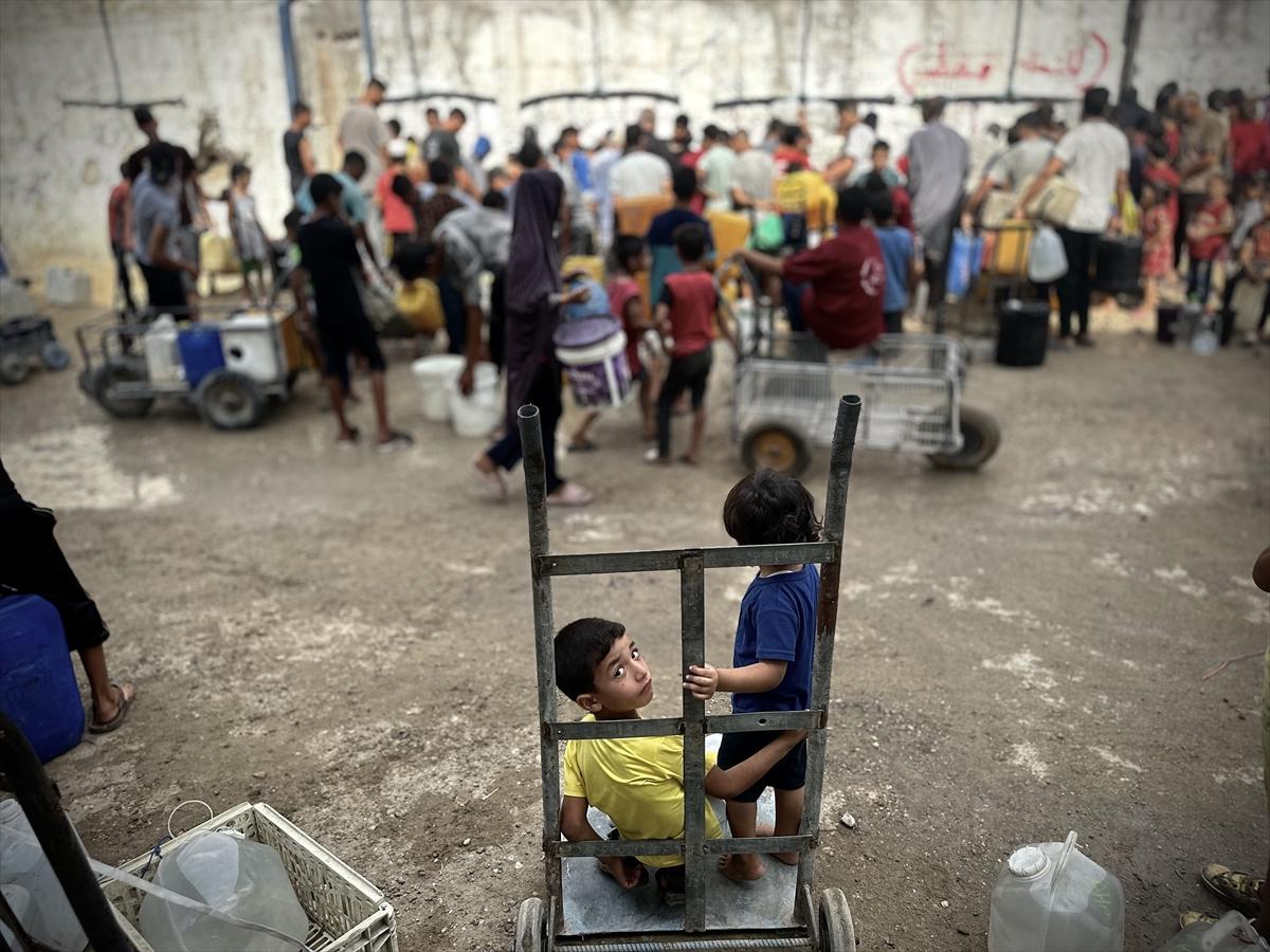 Gazze'nin Han Yunus kentinde temiz su dağıtıldı