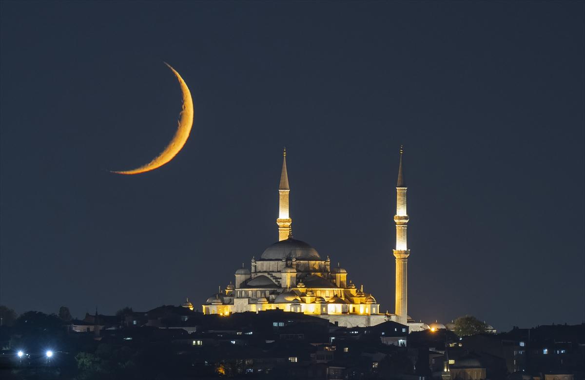 İstanbul'da eşsiz hilal manzaraları