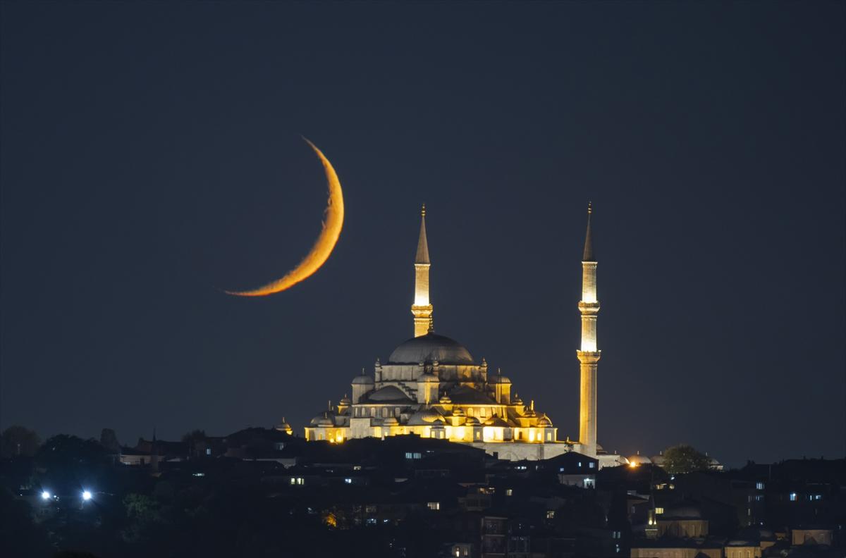 İstanbul'da eşsiz hilal manzaraları