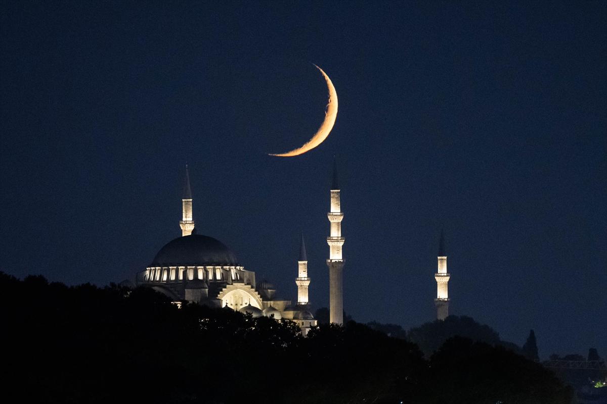 İstanbul'da eşsiz hilal manzaraları