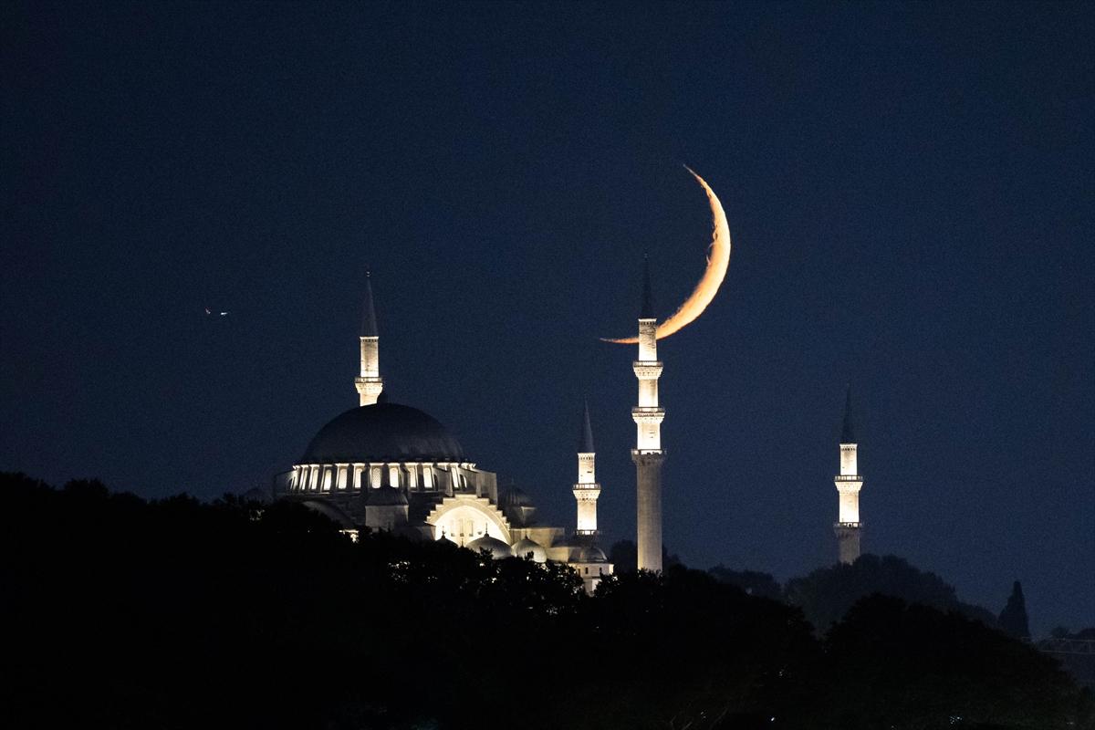 İstanbul'da eşsiz hilal manzaraları