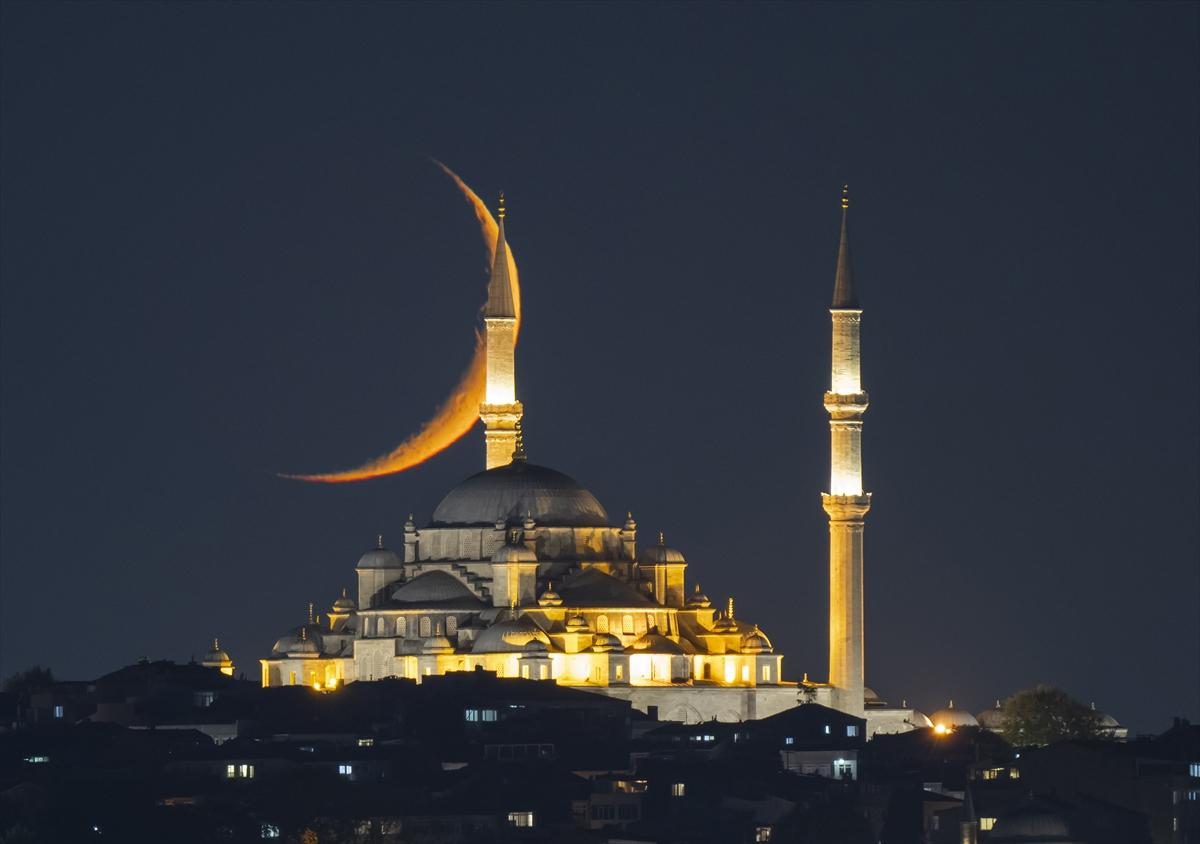 İstanbul'da eşsiz hilal manzaraları