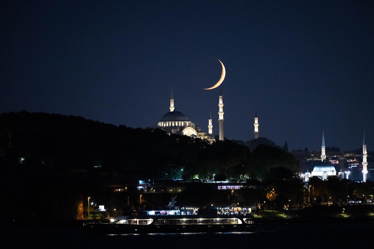 İstanbul'da eşsiz hilal manzaraları