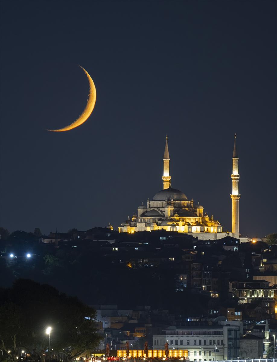 İstanbul'da eşsiz hilal manzaraları
