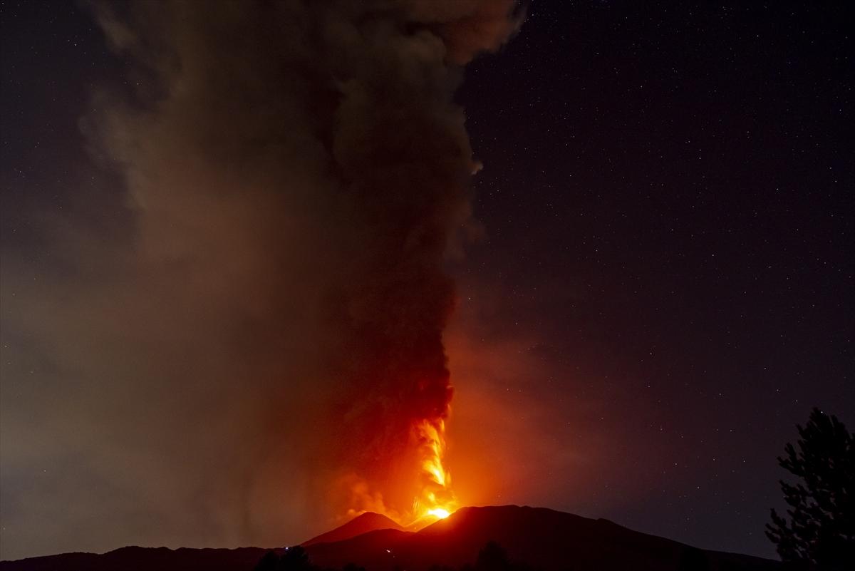 İtalya'da Etna Yanardağı kül ve lav püskürttü - Resim 7