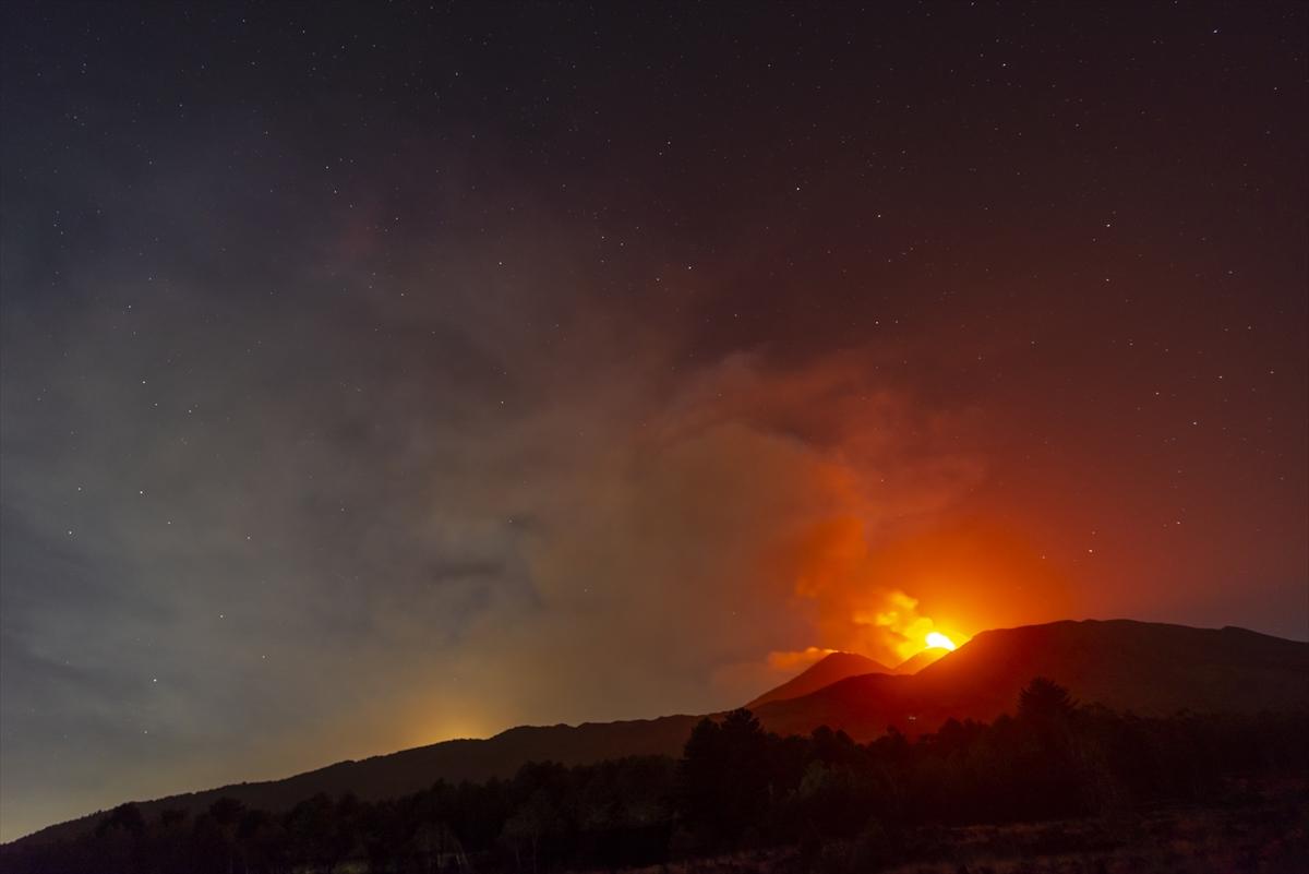 İtalya'da Etna Yanardağı kül ve lav püskürttü - Resim 1