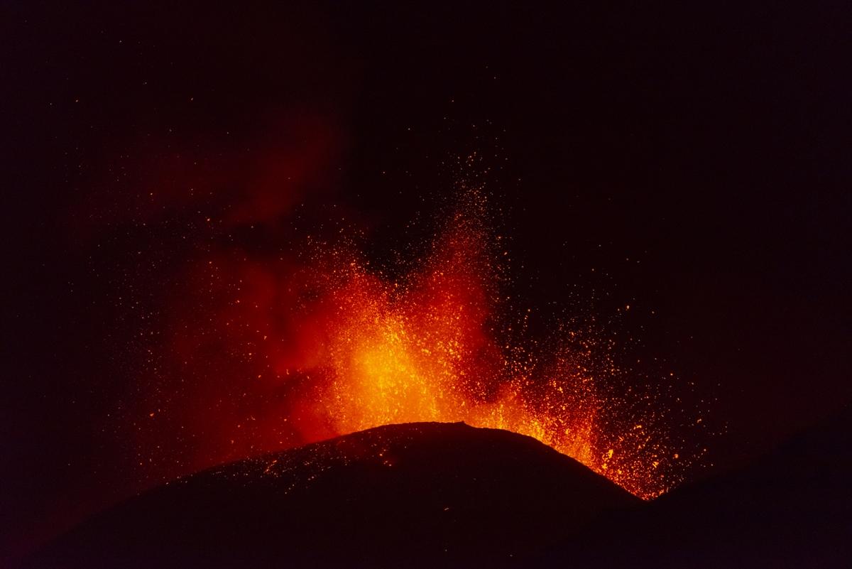 İtalya'da Etna Yanardağı kül ve lav püskürttü - Resim 3