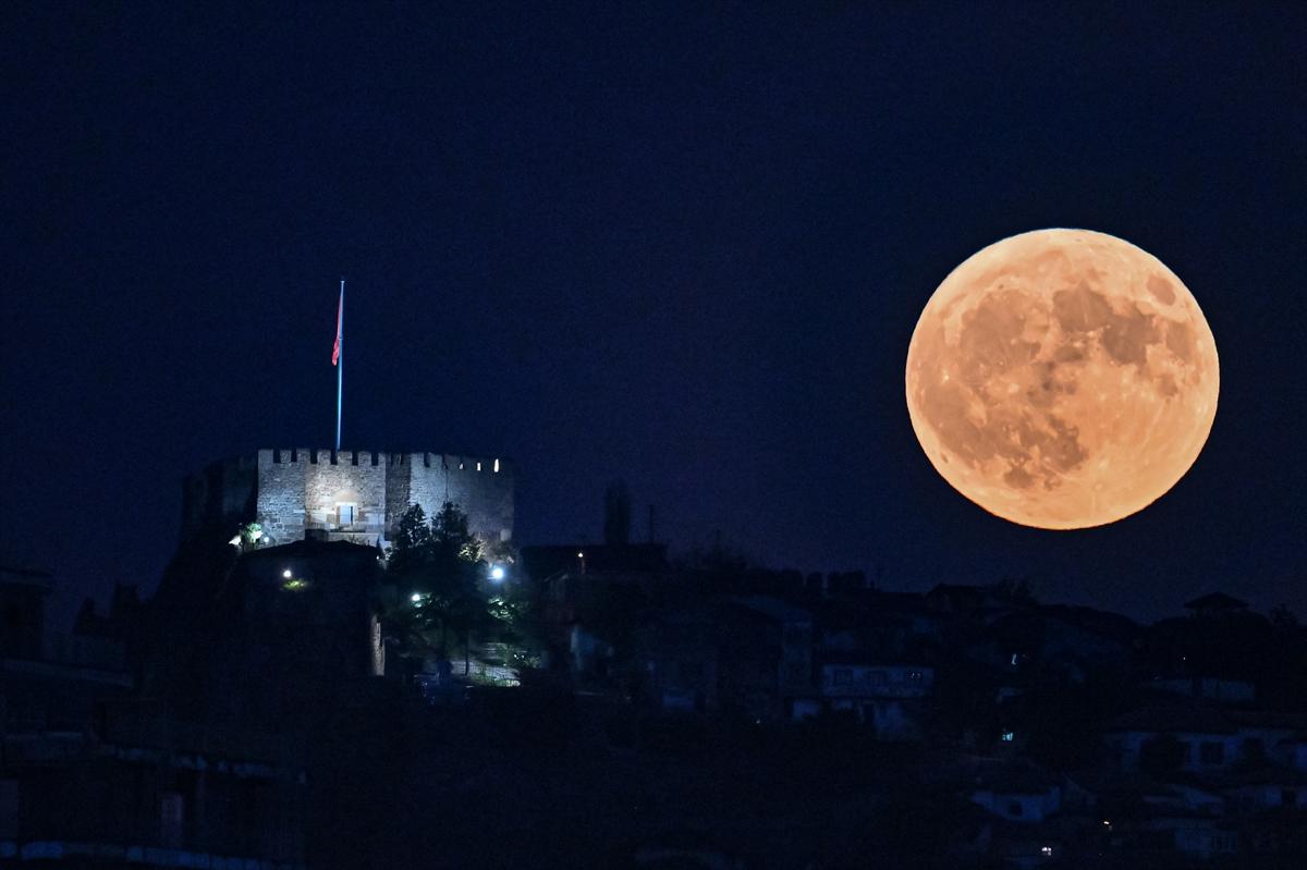 Süper Ay tüm Türkiye'de kartpostallık görüntüler oluşturdu