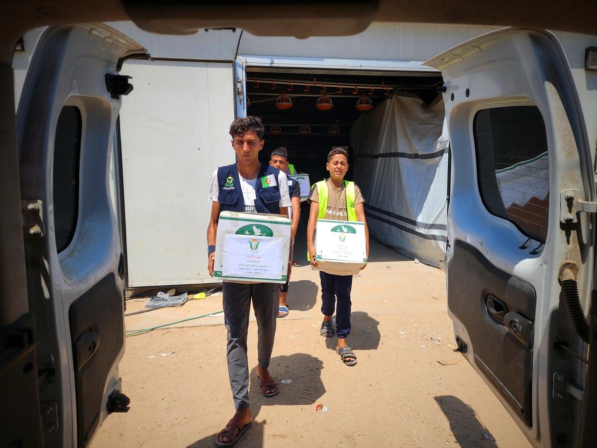 Hayır kurumları Gazze'de yemek dağıttı