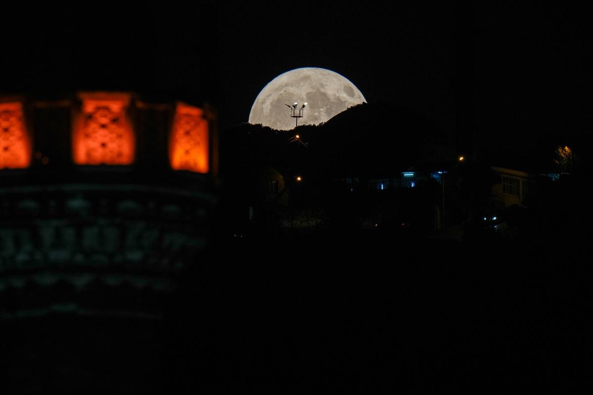 Süper Ay tüm Türkiye'de kartpostallık görüntüler oluşturdu