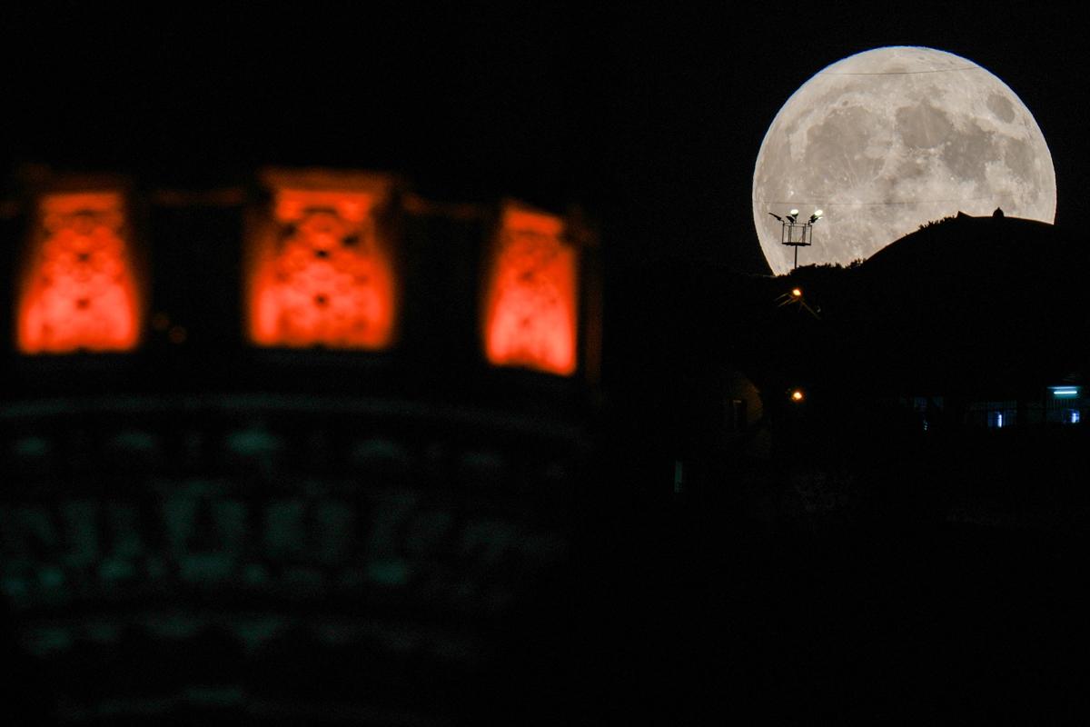 Süper Ay tüm Türkiye'de kartpostallık görüntüler oluşturdu