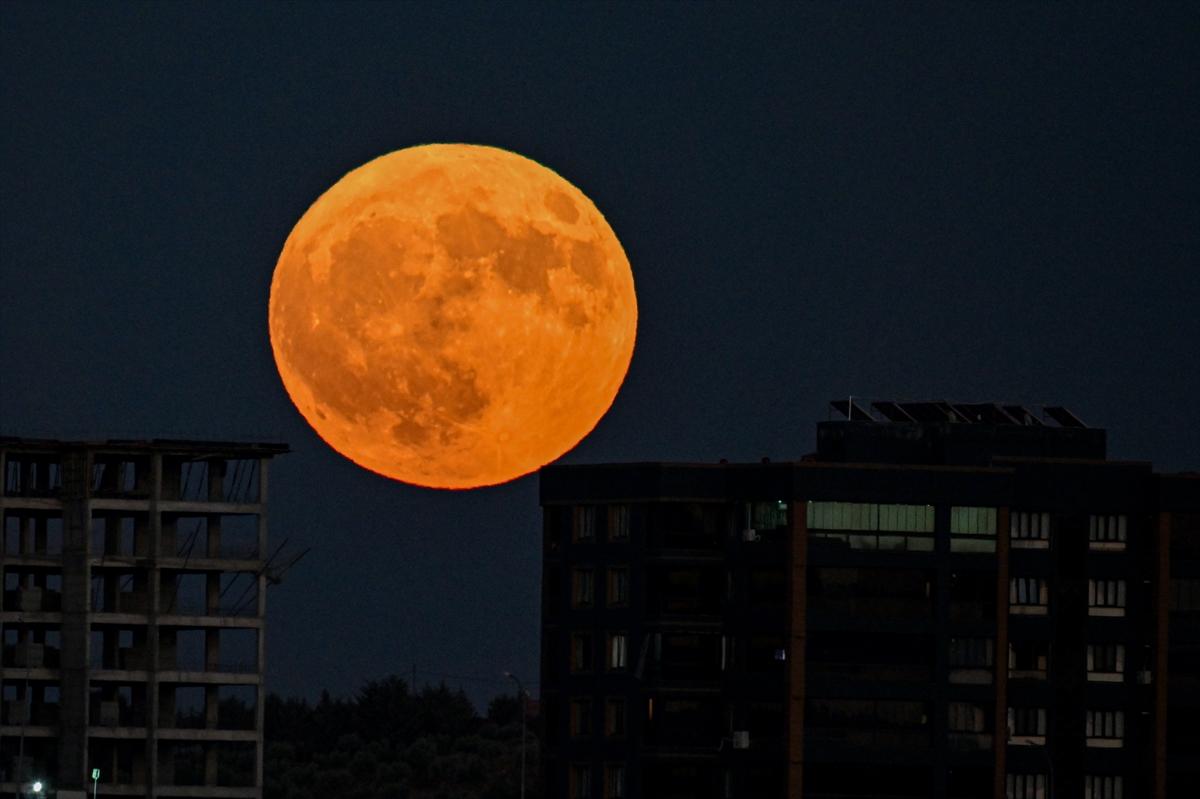 Süper Ay tüm Türkiye'de kartpostallık görüntüler oluşturdu