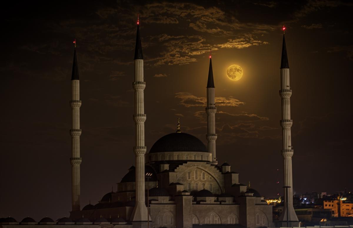 Süper Ay tüm Türkiye'de kartpostallık görüntüler oluşturdu