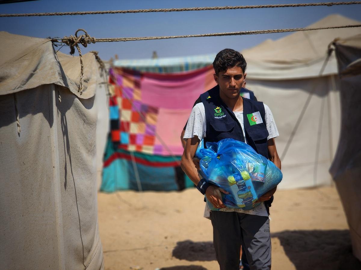 Hayır kurumları Gazze'de yemek dağıttı