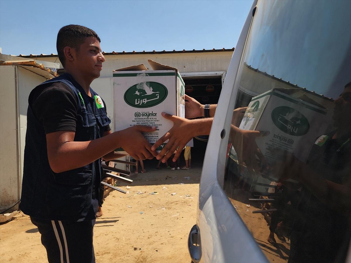 Hayır kurumları Gazze'de yemek dağıttı