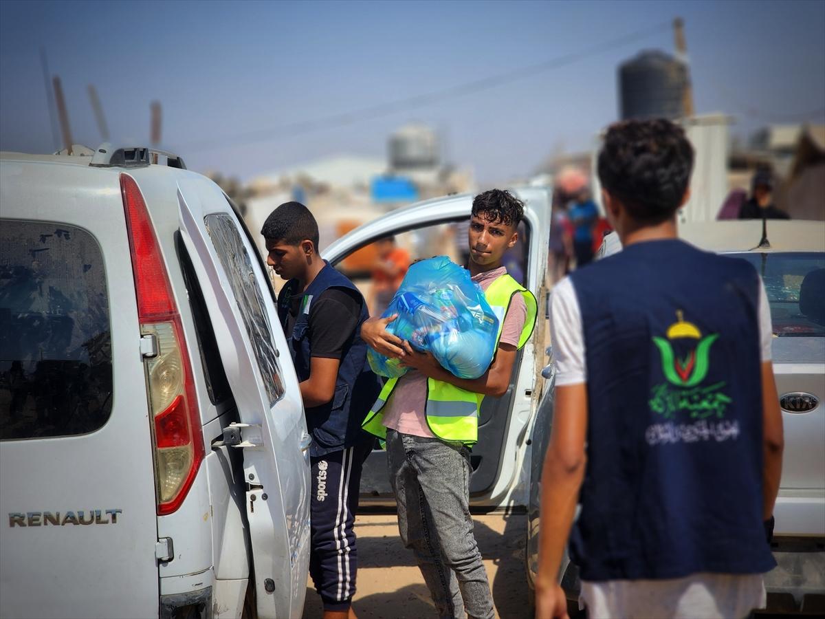 Hayır kurumları Gazze'de yemek dağıttı