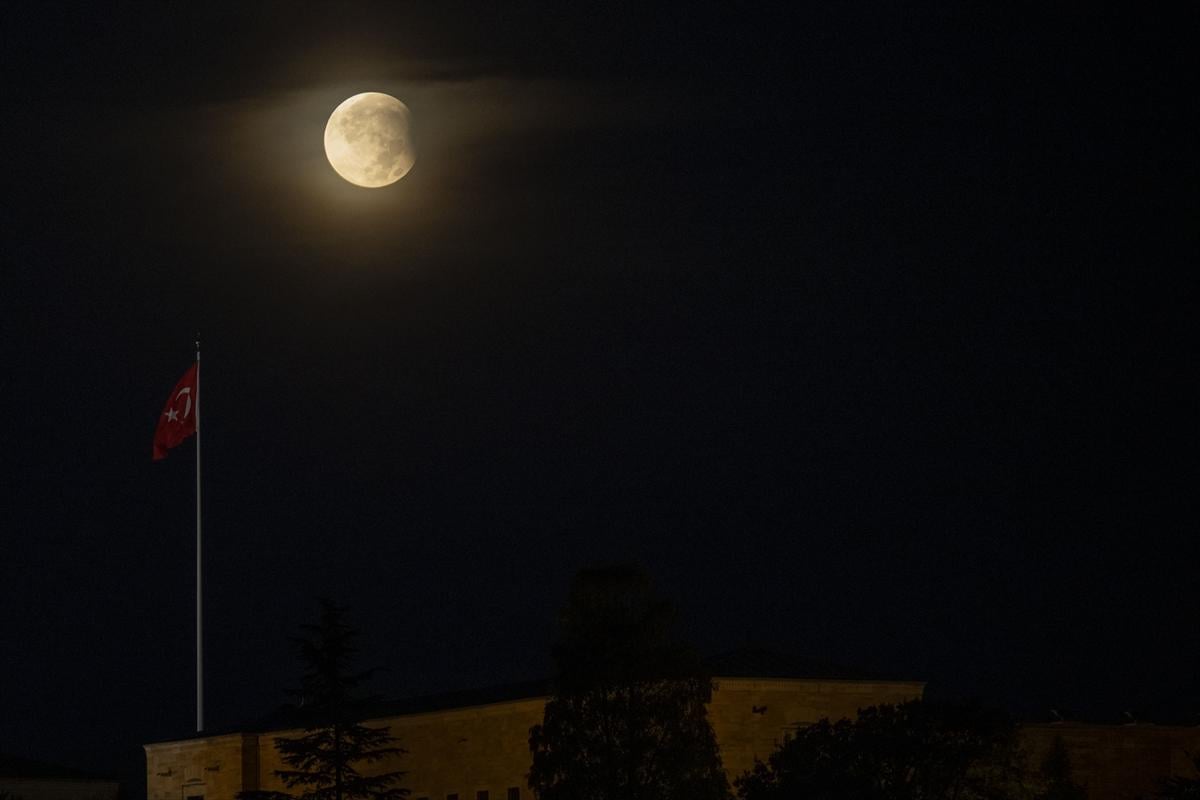 Yılın son Ay Tutulması Türkiye'de görüntülendi