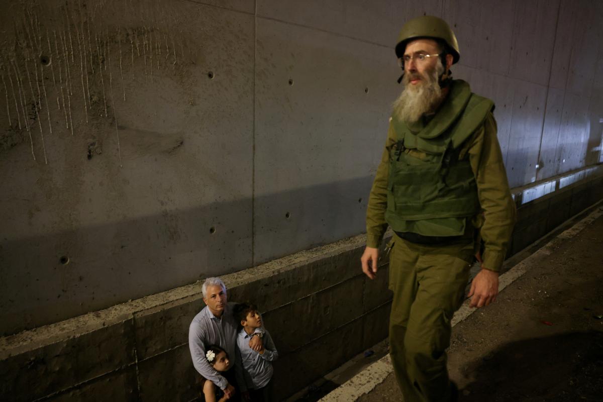 İran'ın İsrail'e fırlattığı füzeler, başkent Tel Aviv'e de isabet etti