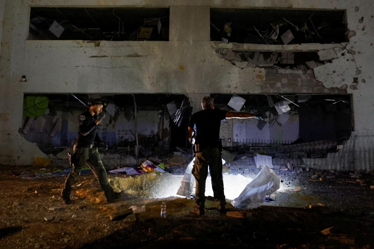 İran'ın İsrail'e fırlattığı füzeler, başkent Tel Aviv'e de isabet etti