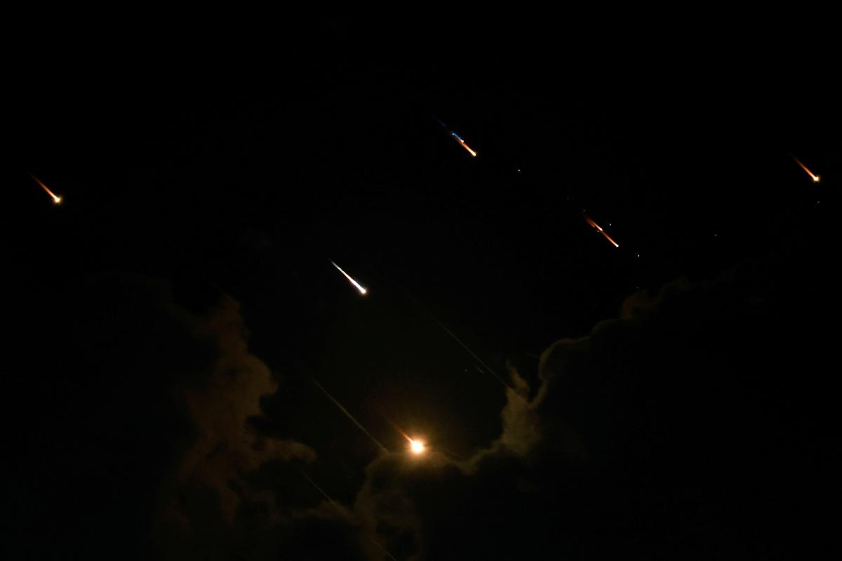 İran'ın İsrail'e fırlattığı füzeler, başkent Tel Aviv'e de isabet etti