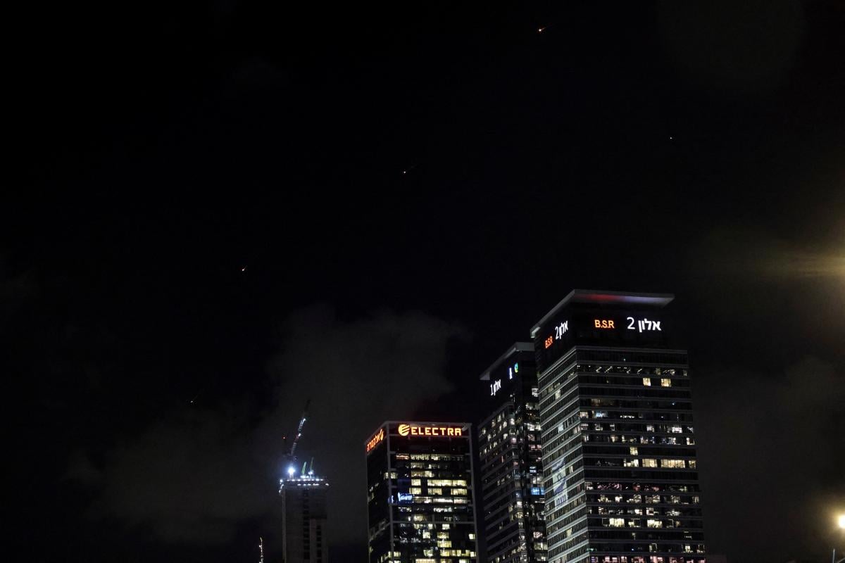 İran'ın İsrail'e fırlattığı füzeler, başkent Tel Aviv'e de isabet etti