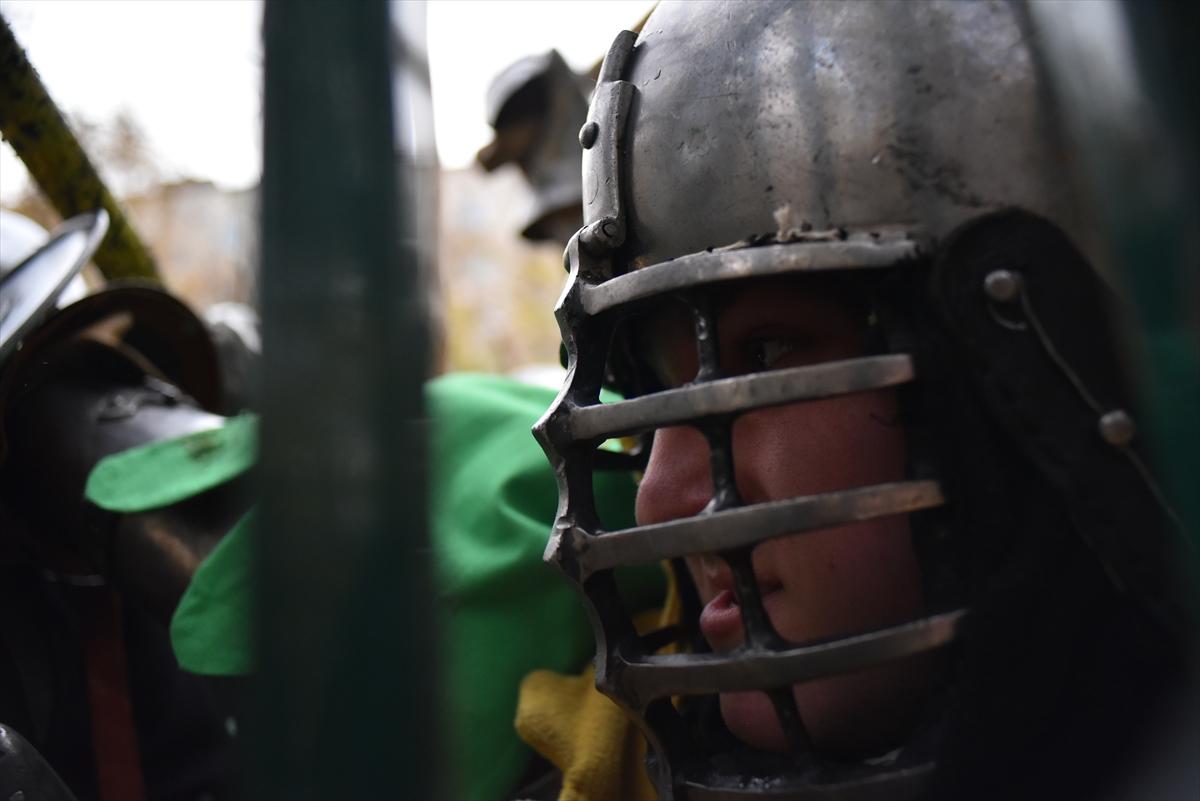 Moskova'da çelik zırhlarla Orta Çağ sokak kavgaları etkinliği