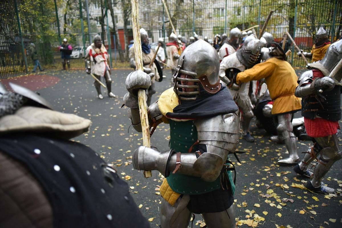 Moskova'da çelik zırhlarla Orta Çağ sokak kavgaları etkinliği