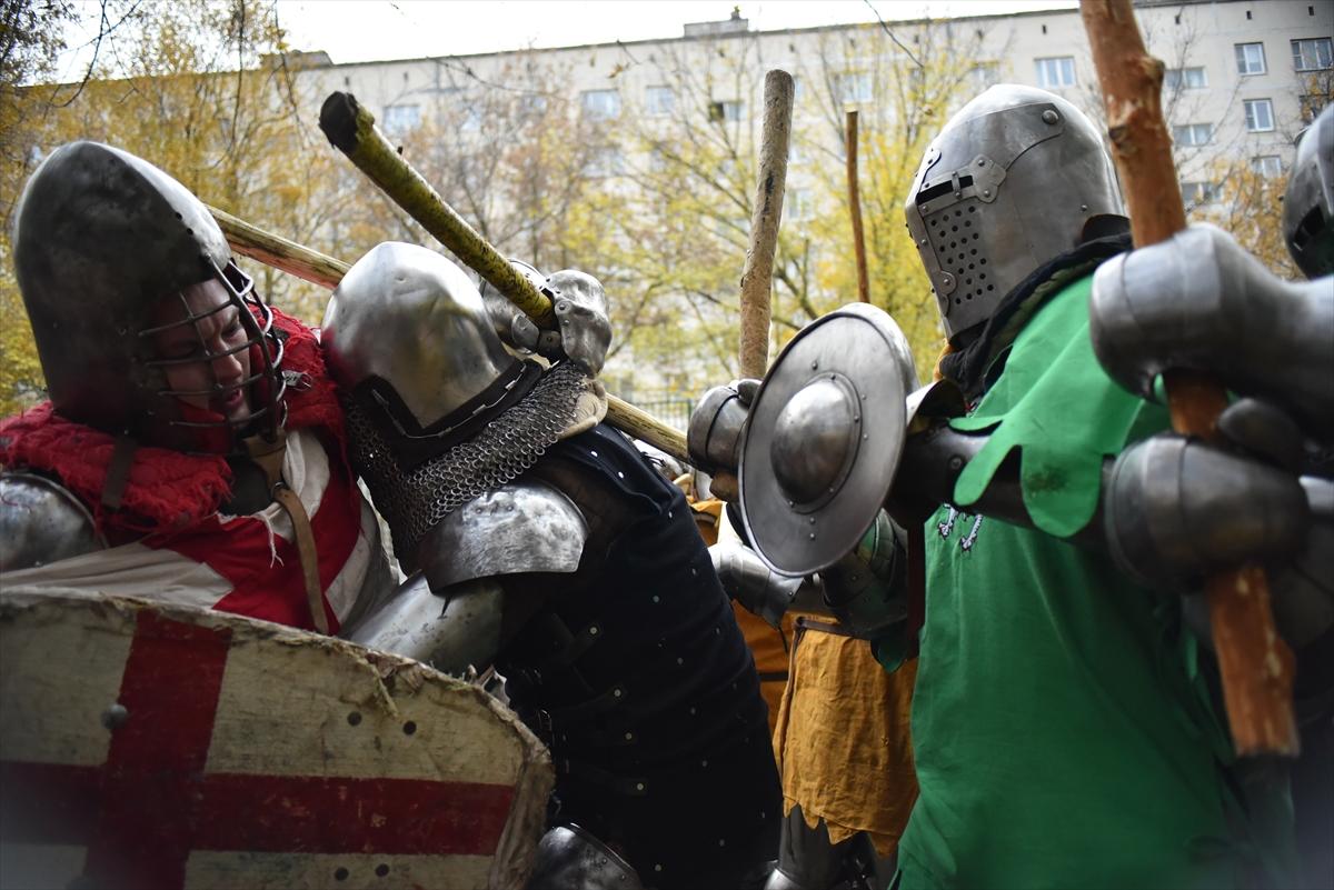 Moskova'da çelik zırhlarla Orta Çağ sokak kavgaları etkinliği