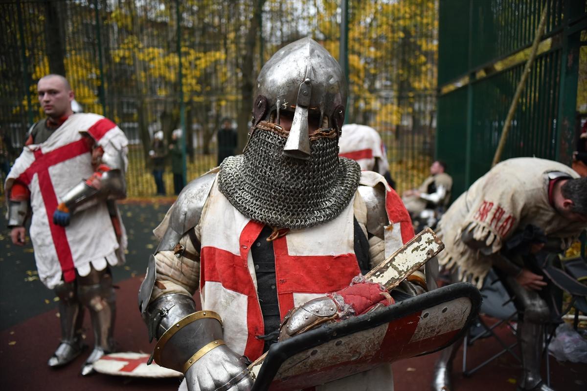 Moskova'da çelik zırhlarla Orta Çağ sokak kavgaları etkinliği