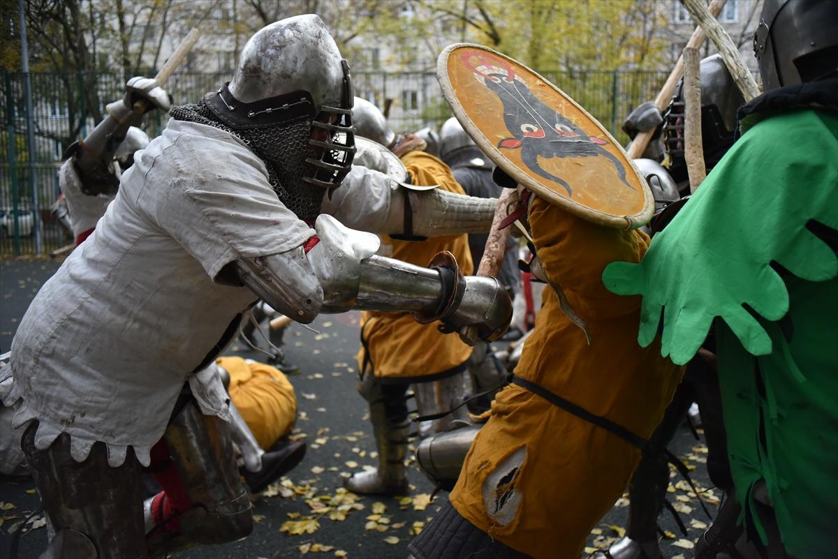 Moskova'da çelik zırhlarla Orta Çağ sokak kavgaları etkinliği