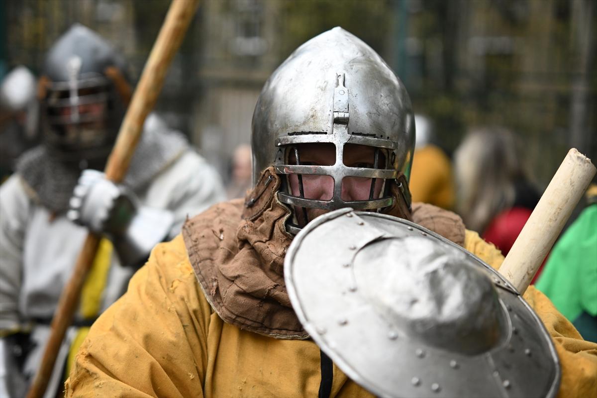 Moskova'da çelik zırhlarla Orta Çağ sokak kavgaları etkinliği