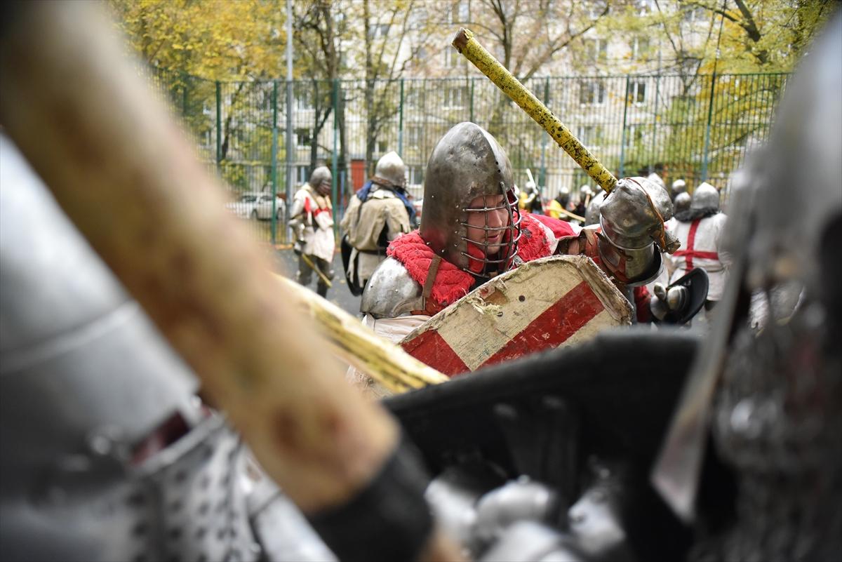 Moskova'da çelik zırhlarla Orta Çağ sokak kavgaları etkinliği